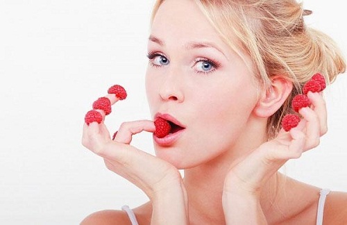 Trị mụn bằng dâu tây và sữa chua