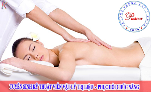 Kỹ thuật viên Vật lý trị liệu hướng dẫn massage-body nữ