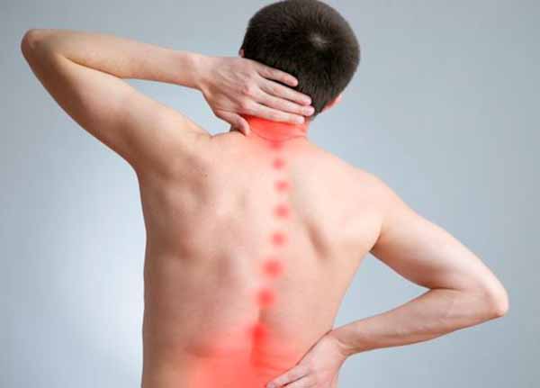 Đau lưng là căn bệnh xương khớp có thể điều trị hiệu quả bằng bấm huyệt